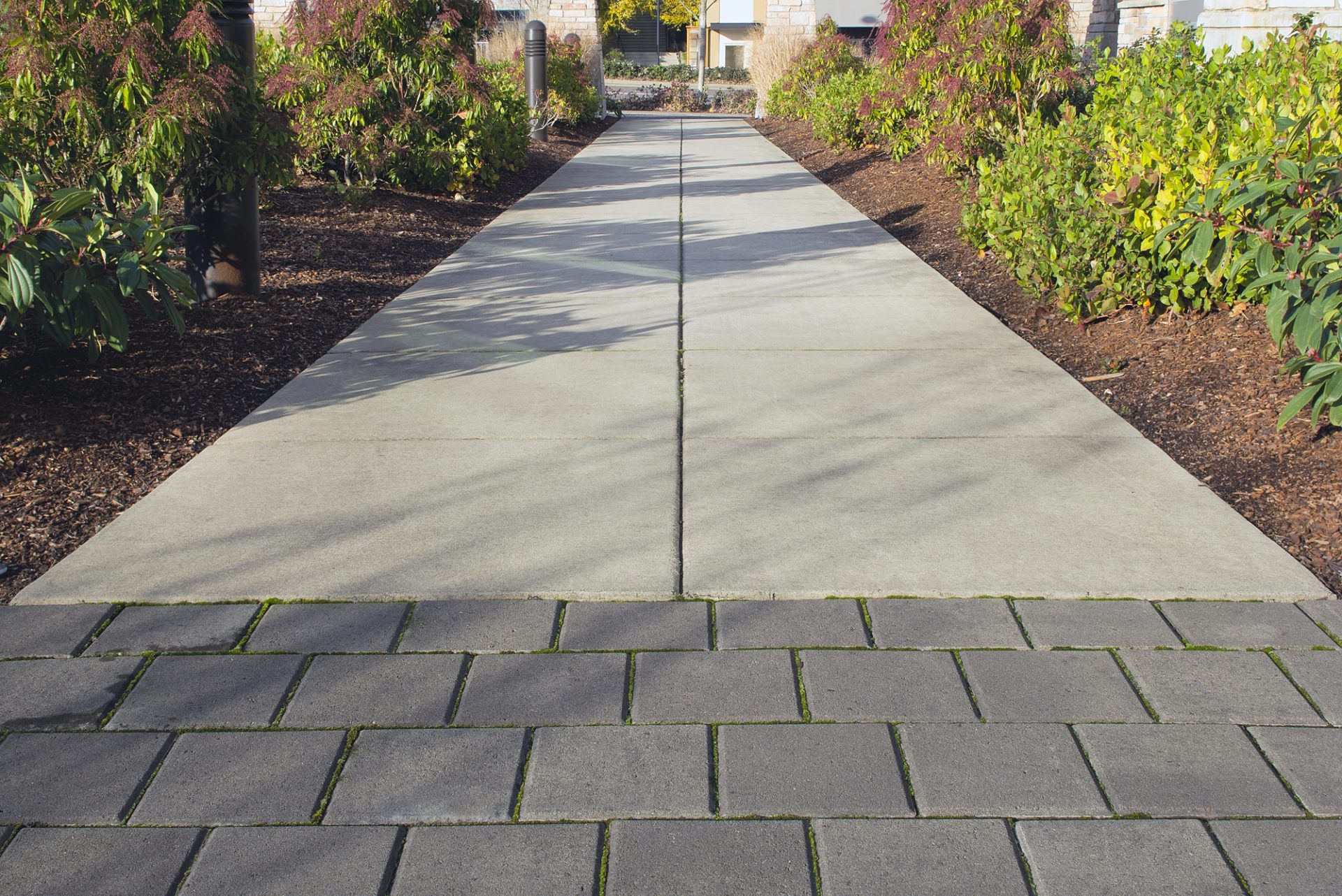 Depositphotos_35756693_L GVG Concrete crew hand-troweling and edging a fresh concrete slab